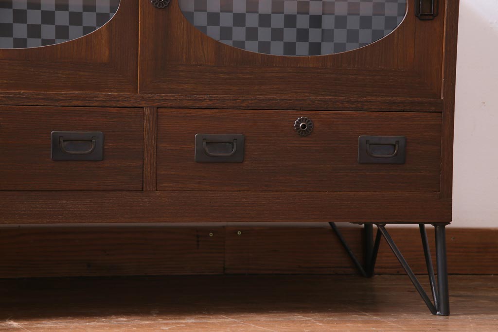 リメイク家具　桐材　当店オリジナルガラス　レトロな雰囲気溢れる鉄脚付き箪笥ローボード(テレビボード、収納棚、リビングボード)