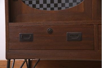 リメイク家具　桐材　当店オリジナルガラス　レトロな雰囲気溢れる鉄脚付き箪笥ローボード(テレビボード、収納棚、リビングボード)