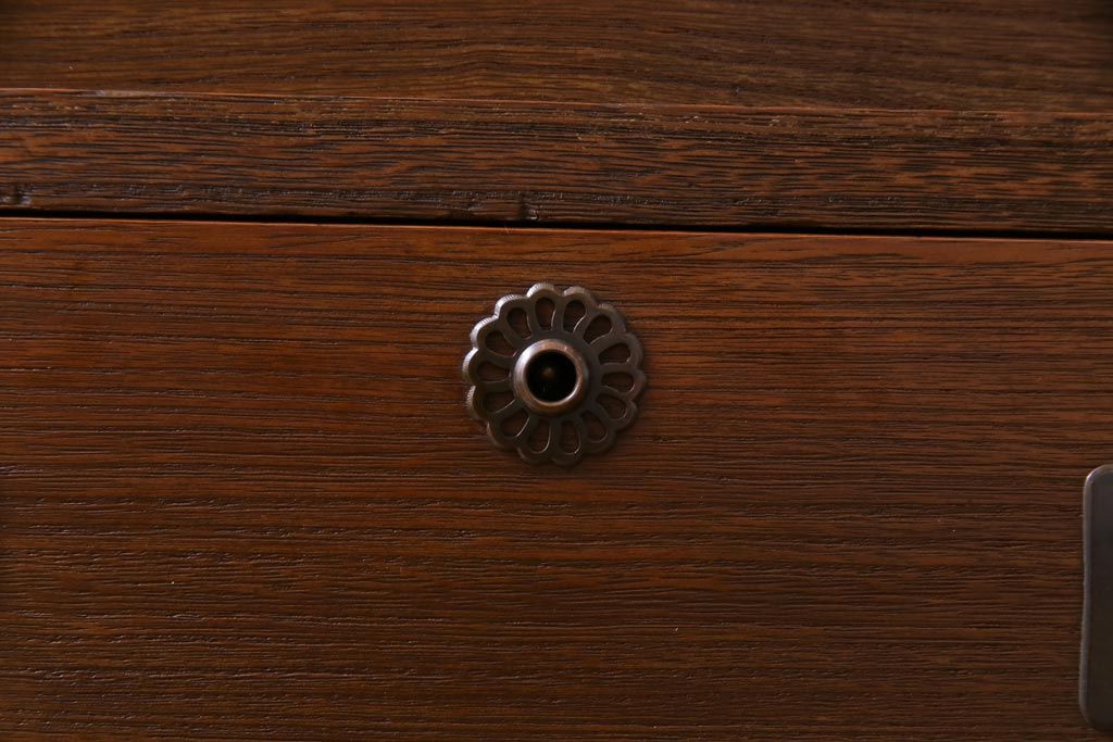 リメイク家具　桐材　当店オリジナルガラス　レトロな雰囲気溢れる鉄脚付き箪笥ローボード(テレビボード、収納棚、リビングボード)