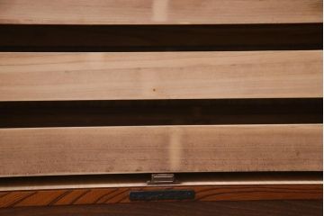 リメイク家具　伝統民芸　岩谷堂箪笥　寝室でもリビングでも活躍する脚付きローボード