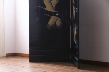 中古　日展作家　加治武　大作　輪島塗　沈金　翔鶴図　透けるような繊細さと躍動感が目を引く衝立(つい立て)