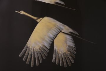 中古　日展作家　加治武　大作　輪島塗　沈金　翔鶴図　透けるような繊細さと躍動感が目を引く衝立(つい立て)