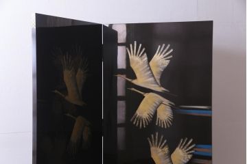 中古　日展作家　加治武　大作　輪島塗　沈金　翔鶴図　透けるような繊細さと躍動感が目を引く衝立(つい立て)