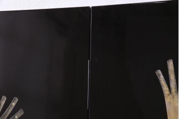 中古　日展作家　加治武　大作　輪島塗　沈金　翔鶴図　透けるような繊細さと躍動感が目を引く衝立(つい立て)
