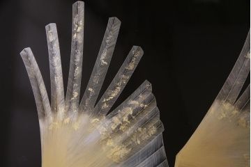 中古　日展作家　加治武　大作　輪島塗　沈金　翔鶴図　透けるような繊細さと躍動感が目を引く衝立(つい立て)