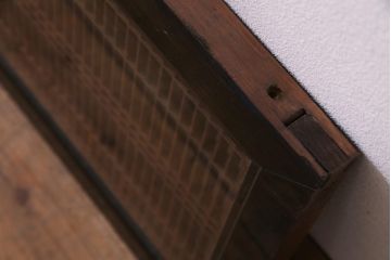 昭和中期　両面ガラス入り　漆塗りのフレームに繊細な組子が映える欄間(明り取り、ディスプレイ)