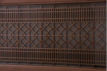 昭和中期　漆塗り　角麻と格子の模様がモダンな組子欄間(明かり取り、明り取り)