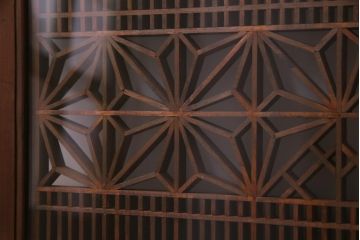 昭和中期　漆塗り　角麻と格子の模様がモダンな組子欄間(明かり取り、明り取り)