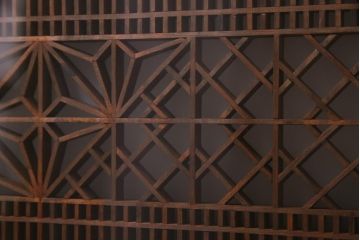 昭和中期　漆塗り　角麻と格子の模様がモダンな組子欄間(明かり取り、明り取り)