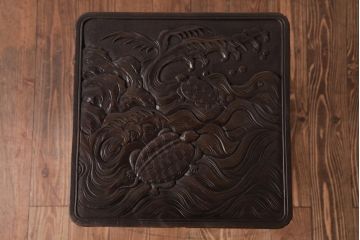 アンティーク雑貨　ビンテージ　伝統工芸　日光彫り　アジアンスタイルにも合う亀の浮彫が施された縁起の良い飾り棚(花台)