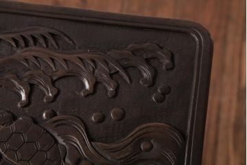 アンティーク雑貨　ビンテージ　伝統工芸　日光彫り　アジアンスタイルにも合う亀の浮彫が施された縁起の良い飾り棚(花台)