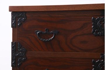 中古　国産民芸家具　桐・ケヤキ材　天板リメイク　貫録のある佇まいの衣装箪笥(和タンス、桐箪笥、桐たんす)