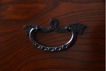 中古　国産民芸家具　桐・ケヤキ材　天板リメイク　貫録のある佇まいの衣装箪笥(和タンス、桐箪笥、桐たんす)