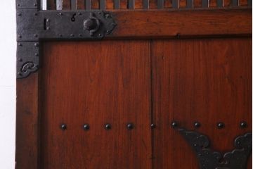 和製アンティーク　総ヒノキ材　味のある風合いが趣溢れる明治期の蔵戸(引き戸、玄関戸)