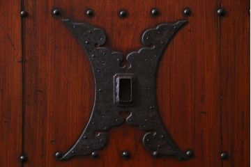 和製アンティーク　総ヒノキ材　味のある風合いが趣溢れる明治期の蔵戸(引き戸、玄関戸)