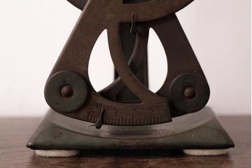 アンティーク雑貨　フランスアンティーク　金属製　BILATERAL　シャビーな風合いが魅力の小振りなレタースケール