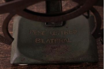 アンティーク雑貨　フランスアンティーク　金属製　BILATERAL　シャビーな風合いが魅力の小振りなレタースケール