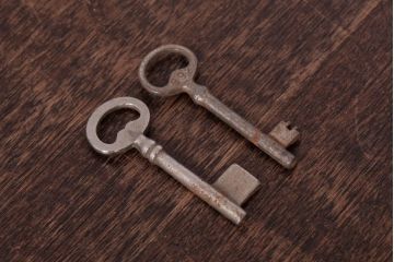 アンティーク雑貨　フランスアンティーク　ブロカントスタイルに合うシャビーなキー2本セット(鍵、カギ)