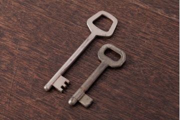 アンティーク雑貨　フランスアンティーク　角ばったデザインが素敵なキー2本セット(鍵、カギ)