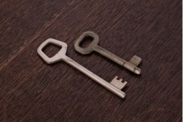 アンティーク雑貨　フランスアンティーク　角ばったデザインが素敵なキー2本セット(鍵、カギ)