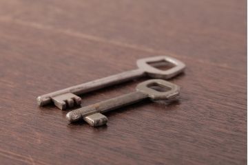 アンティーク雑貨　フランスアンティーク　角ばったデザインが素敵なキー2本セット(鍵、カギ)