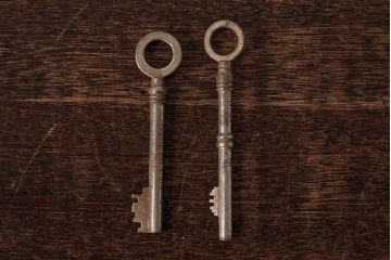 アンティーク雑貨　フランスアンティーク　味のある風合いが魅力の古いキー2本セット(鍵、カギ)(R-035475)
