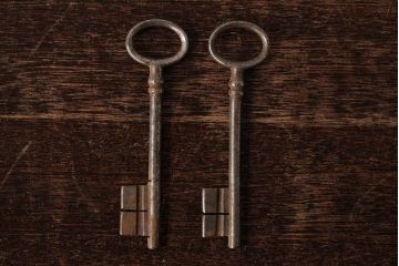 アンティーク雑貨　フランスアンティーク　味のある風合いが魅力の古いキー2本セット(鍵、カギ)(R-035477)