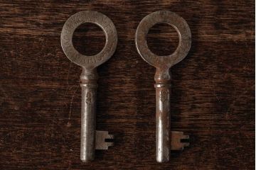 アンティーク雑貨　フランスアンティーク　ブロカントスタイルに合うシャビーなキー2本セット(鍵、カギ)(R-035478)