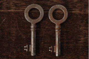 アンティーク雑貨　フランスアンティーク　ブロカントスタイルに合うシャビーなキー2本セット(鍵、カギ)(R-035478)