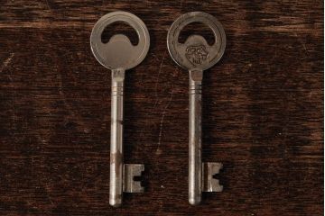 アンティーク雑貨　フランスアンティーク　ブロカントスタイルに合うシャビーなキー2本セット(鍵、カギ)(R-035479)