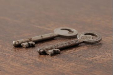 アンティーク雑貨　フランスアンティーク　ブロカントスタイルに合うシャビーなキー2本セット(鍵、カギ)(R-035479)