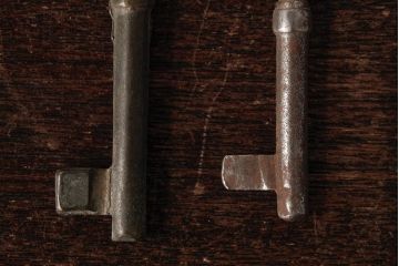 アンティーク雑貨　フランスアンティーク　ブロカントスタイルに合うシャビーなキー2本セット(鍵、カギ)(R-035480)