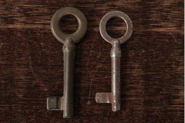 アンティーク雑貨　フランスアンティーク　ブロカントスタイルに合うシャビーなキー2本セット(鍵、カギ)(R-035480)