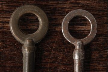 アンティーク雑貨　フランスアンティーク　ブロカントスタイルに合うシャビーなキー2本セット(鍵、カギ)(R-035480)