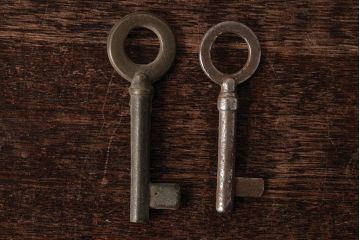 アンティーク雑貨　フランスアンティーク　ブロカントスタイルに合うシャビーなキー2本セット(鍵、カギ)(R-035480)