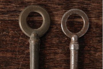 アンティーク雑貨　フランスアンティーク　ブロカントスタイルに合うシャビーなキー2本セット(鍵、カギ)(R-035480)