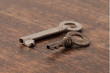 アンティーク雑貨　フランスアンティーク　VACHETTE　ブロカントスタイルに合うシャビーなキー2本セット(鍵、カギ)(R-035481)