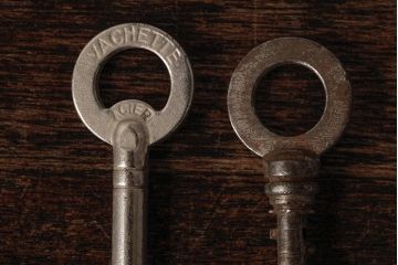 アンティーク雑貨　フランスアンティーク　VACHETTE　ブロカントスタイルに合うシャビーなキー2本セット(鍵、カギ)(R-035481)