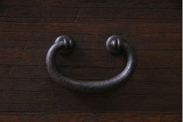 アンティーク家具　和製アンティーク　前面桐材　リメイク　傷が味わい深い脚付き箪笥リビングボード(アンティークチェスト、引き出し、桐箪笥、桐たんす)