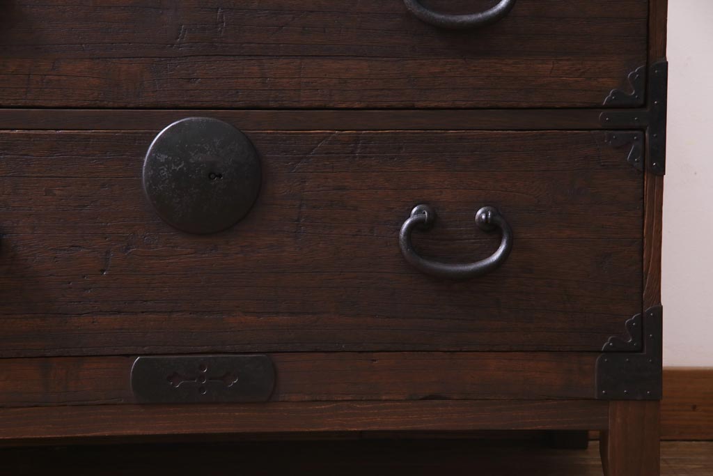 アンティーク家具　和製アンティーク　前面桐材　リメイク　傷が味わい深い脚付き箪笥リビングボード(アンティークチェスト、引き出し、桐箪笥、桐たんす)