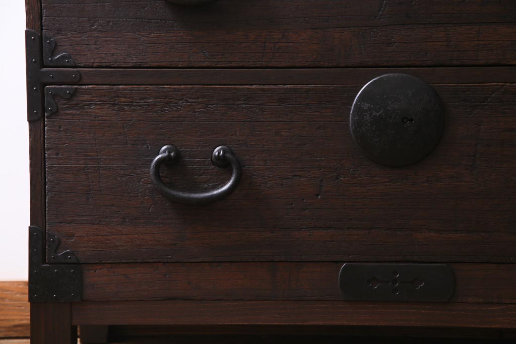 アンティーク家具　和製アンティーク　前面桐材　リメイク　傷が味わい深い脚付き箪笥リビングボード(アンティークチェスト、引き出し、桐箪笥、桐たんす)