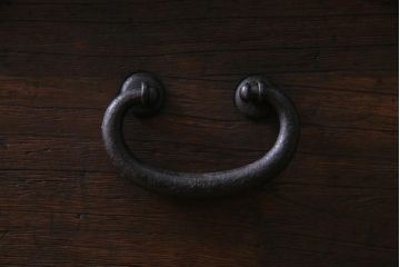 アンティーク家具　和製アンティーク　前面桐材　リメイク　渋くて格好良い鉄脚付き箪笥リビングボード(アンティークチェスト、引き出し、桐箪笥、桐たんす)