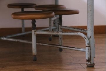 【W様ご成約済み・ご決済用】ビンテージ　天板リメイク　子供用　格納スツール8脚付きペイント作業台(テーブル)