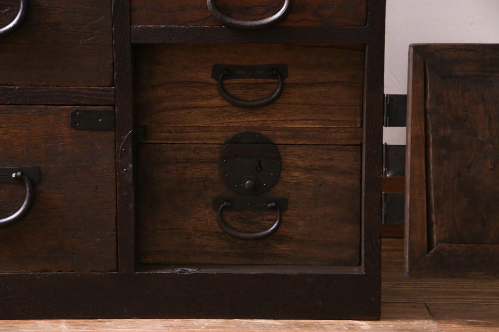 アンティーク家具　明治大正期　桑・桐材　渋い色味が趣溢れる衣装箪笥(チェスト、桐箪笥、桐たんす)