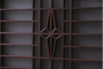 ラフジュ工房オリジナル　古建具リメイク　すりガラス入り　和モダンな雰囲気が趣きあふれる縦型収納棚(下駄箱、戸棚、キャビネット)