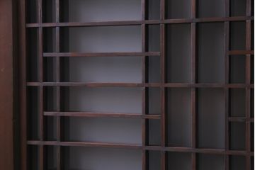 ラフジュ工房オリジナル　古建具リメイク　すりガラス入り　和モダンな雰囲気が趣きあふれる縦型収納棚(下駄箱、戸棚、キャビネット)