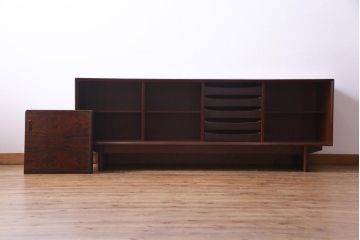 中古　ローズウッドプリント合板　赤味を帯びた濃淡のある木目が楽しめるリビングボード(収納棚、テレビボード)