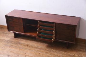 中古　ローズウッドプリント合板　赤味を帯びた濃淡のある木目が楽しめるリビングボード(収納棚、テレビボード)