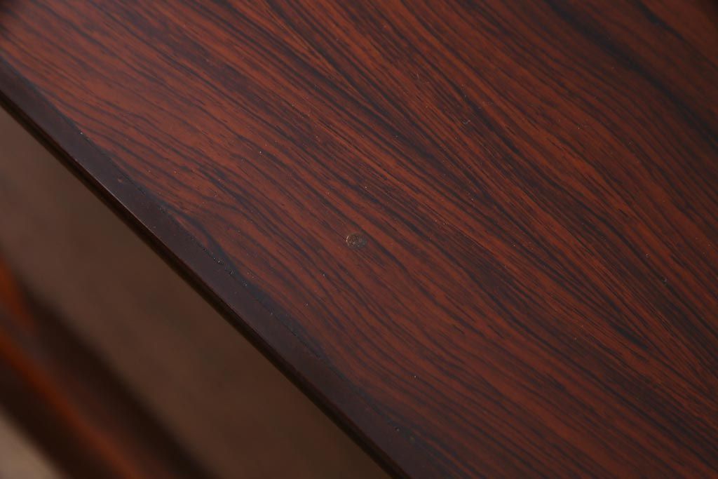 中古　ローズウッドプリント合板　赤味を帯びた濃淡のある木目が楽しめるリビングボード(収納棚、テレビボード)