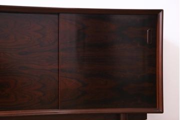 中古　ローズウッドプリント合板　赤味を帯びた濃淡のある木目が楽しめるリビングボード(収納棚、テレビボード)